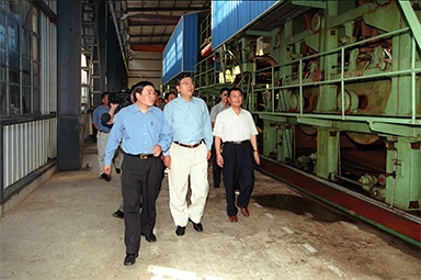 2000年9月19日，時任浙江省委書記張德江一行視察公司
