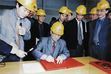 2002年4月3日，時任浙江省省長柴松岳視察尊龙凯时工業園